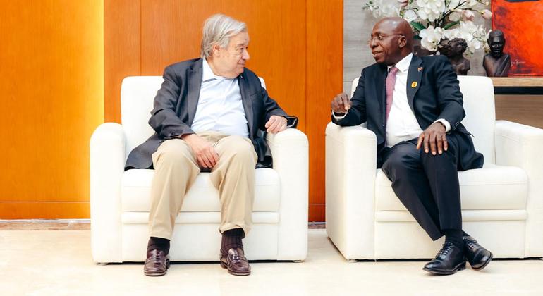 联合国秘书长安东尼奥·古特雷斯（左）在非洲联盟峰会期间与安哥拉领导人会晤。